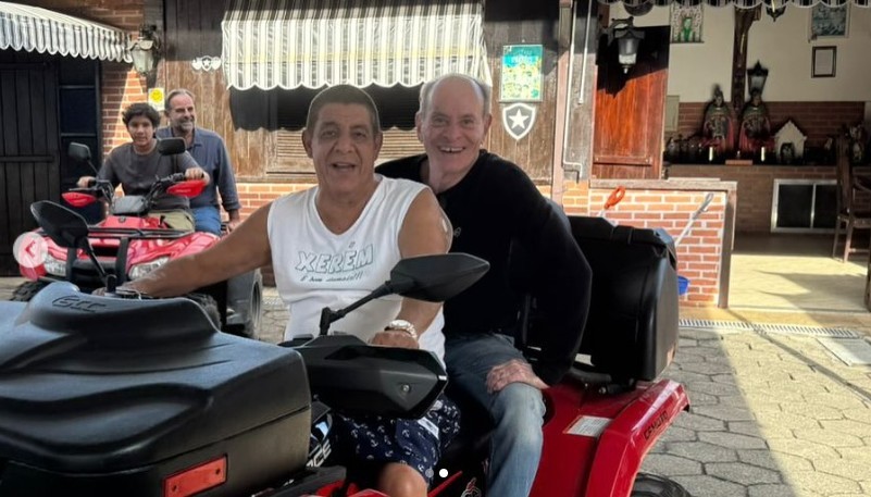 Ney Matogrosso roda por Xerém na garupa do quadriciclo de Zeca Pagodinho