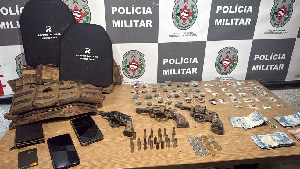Armas, drogas, coletes e munição foram apreendidos na operação, em João Pessoa — Foto: Zuila David/TV Cabo Branco