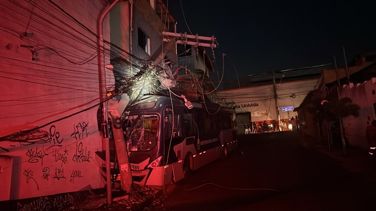 Ônibus apresenta falha mecânica, bate em poste e deixa três passageiras feridas em BH