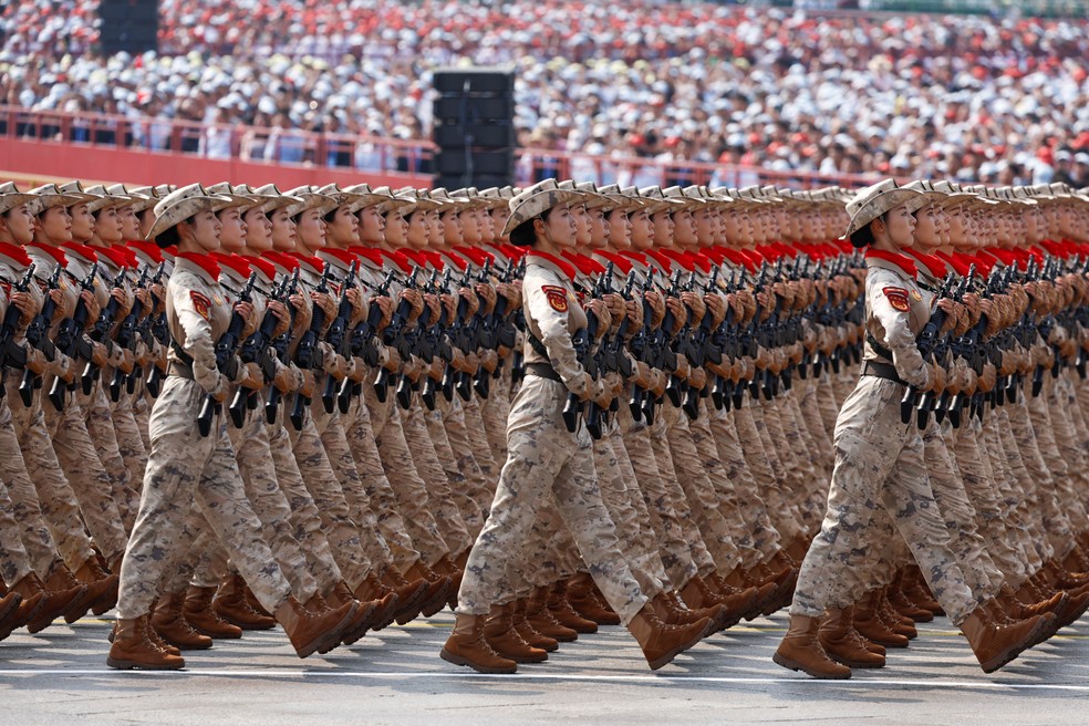 Membros da milícia chinesa marcham durante desfile militar na China — Foto: REUTERS/Tingshu Wang
