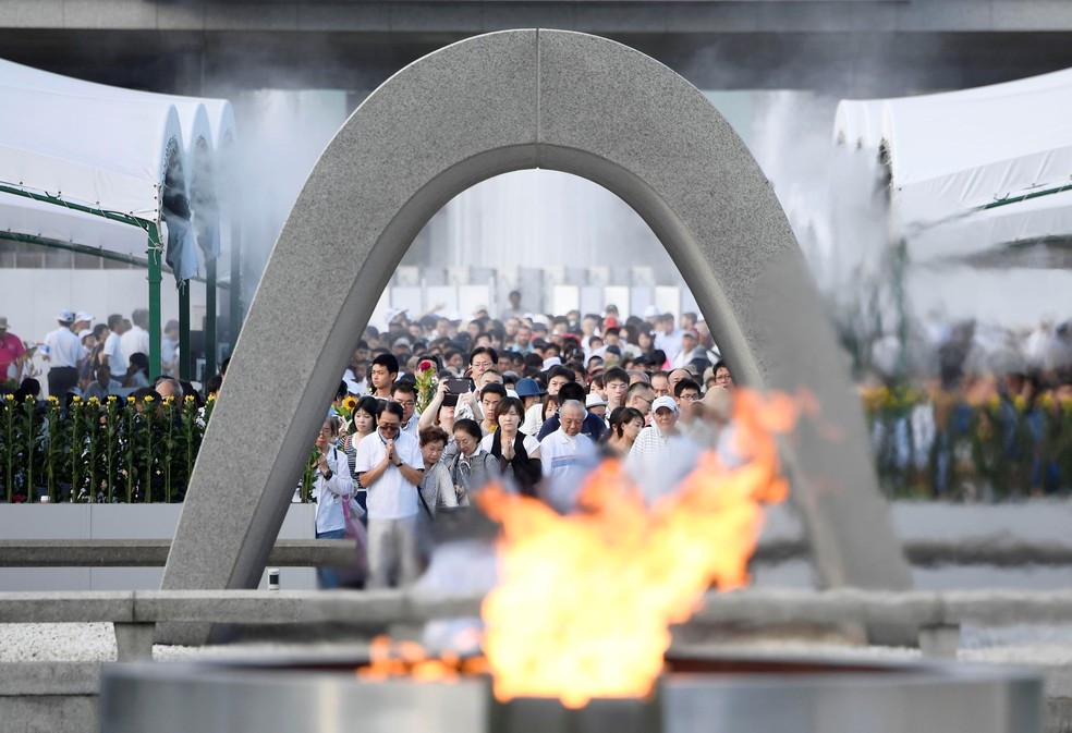 Cerimônia em homenagem às vítimas da bomba atômica de Hiroshima — Foto: Kyodo/via REUTERS 