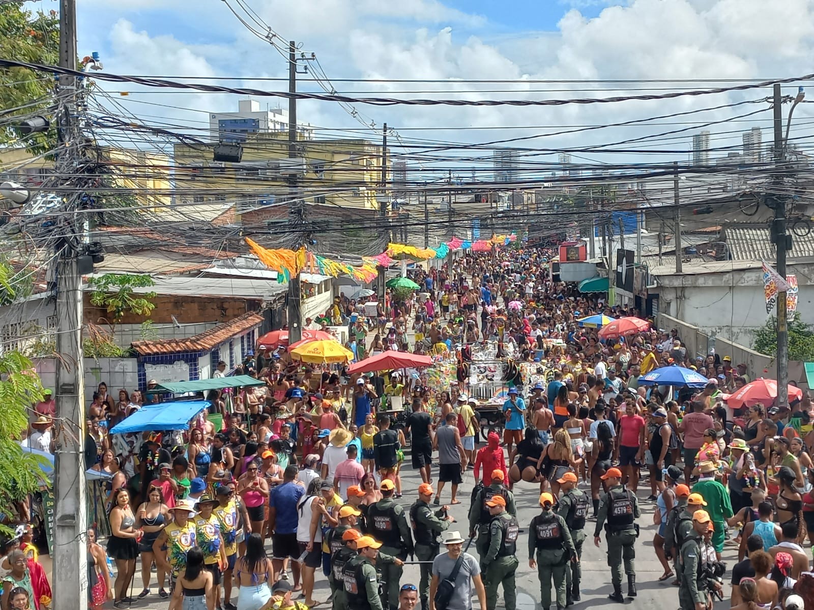 'Os irresponsáveis' estendem carnaval e lotam ruas do Recife na Quarta-feira de Cinzas 