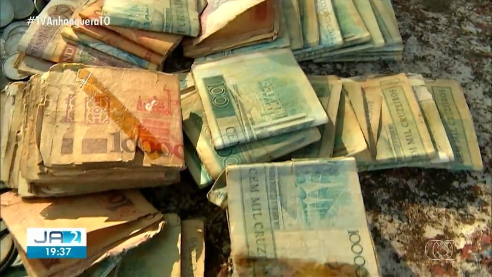 Notas de Cruzados encontradas por família em Araguaína — Foto: Reprodução/TV Anhanguera