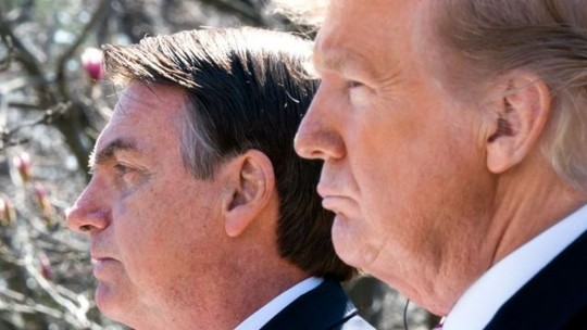 Tarifaço de Trump: Bolsonaro diz que admira governo americano e que poderes do Brasil precisam resgatar normalidade institucional - Na quarta-feira (9), uma carta de Trump anunciou a imposição de uma tarifa de 50% sobre produtos brasileiros, alegando razões políticas e comerciais.