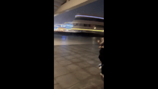 Criança 'voa' e pessoas são arrastadas pelo vento forte durante passagem de tufão na China; VÍDEO - Imagens impressionantes foram feitas perto do prédio da Ópera de Zhuhai, uma cidade no sul da China, neste domingo (20).
