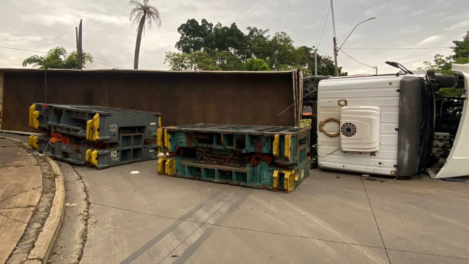 Carreta com peças de 40 toneladas  tomba em avenida do bairro Areão de Piracicaba
