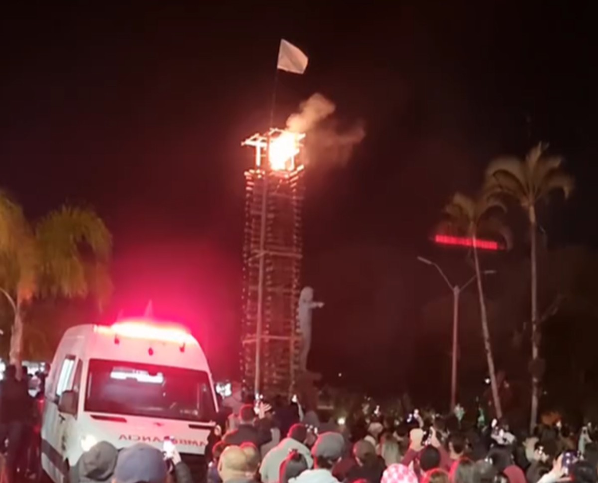 Homem é atingido por tora de madeira de 15 metros que caiu de fogueira de São João, em SC