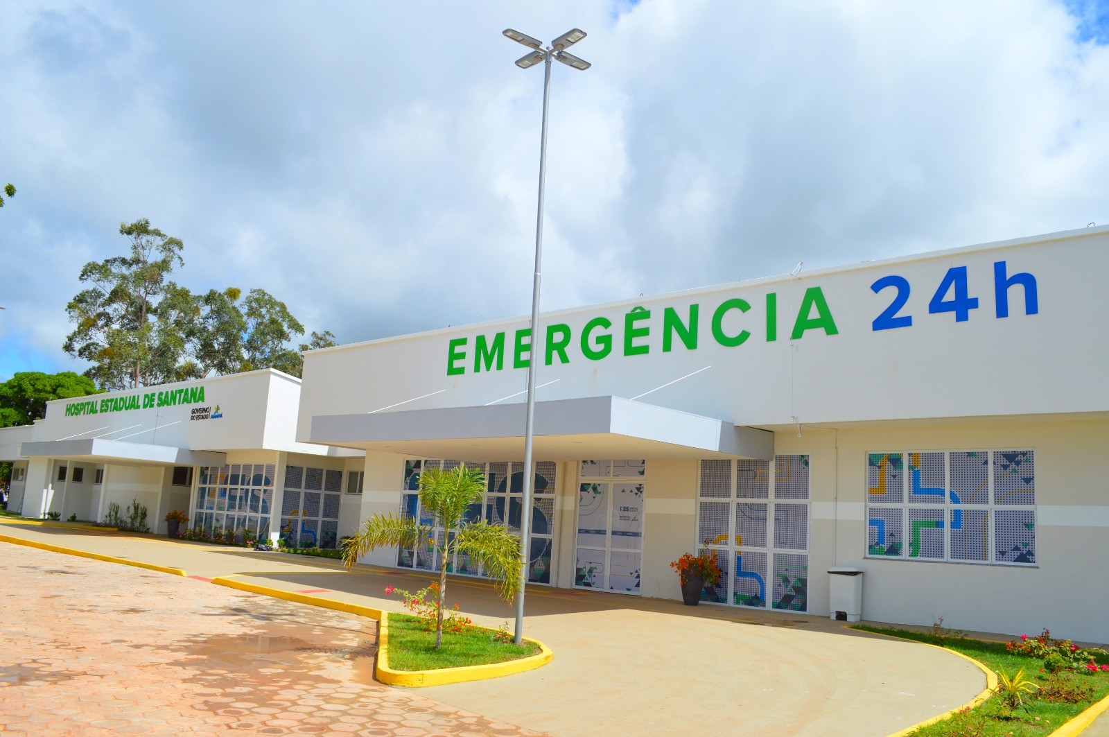 Mulher é esfaqueada diversas vezes por ex-marido em Santana; suspeito está foragido