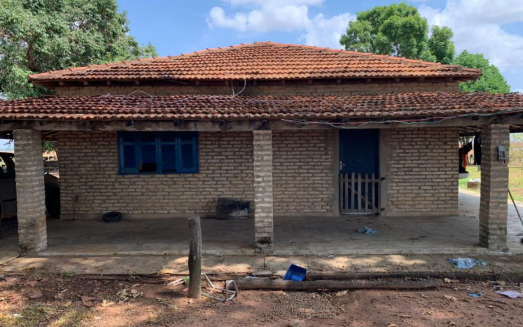 Frente da casa abandonada destinada ao alojamento dos seis trabalhadores resgatados na Fazenda Lakanka, em Goiás