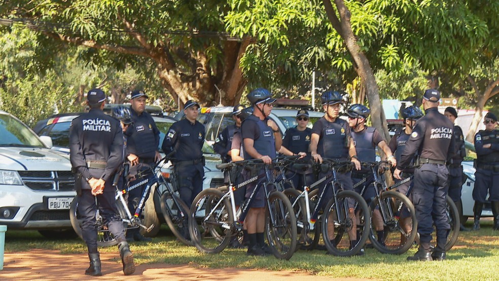 Policiais militares em bicicletas para patrulha no Parque da Cidade, no DF — Foto: TV Globo/Reprodução