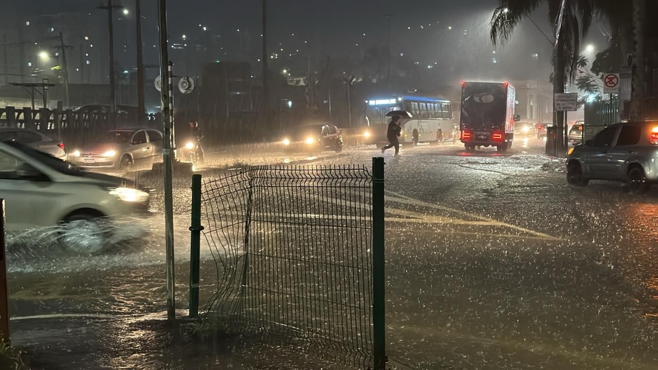 
Ruas alagam pelo segundo dia seguido após temporal em Juiz de Fora