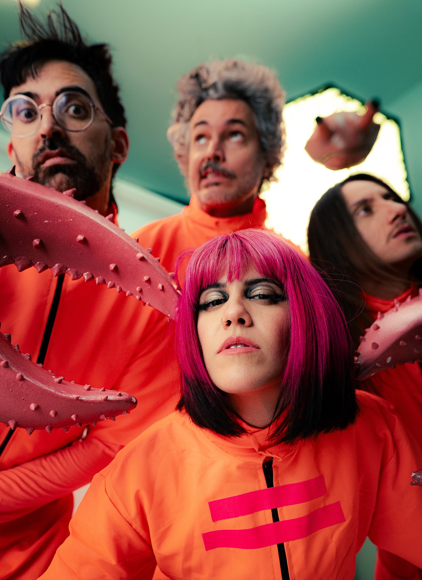 Banda Supercombo chora pitangas, fica zen e curte ‘Piseiro Black Sabbath’ no primeiro volume do álbum ‘Caranguejo’
