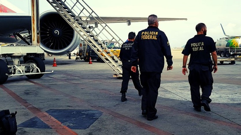 Dois brasileiros são presos ao desembarcar de voo de deportados dos EUA em Confins