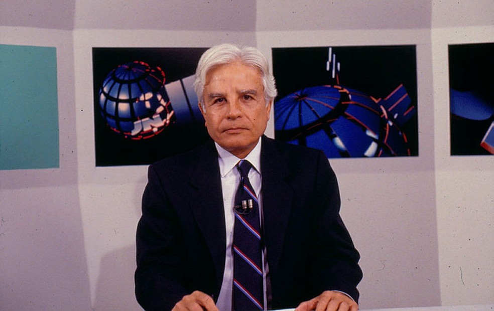 Cid Moreira na apresentação do Jornal Nacional — Foto: Acervo Grupo Globo