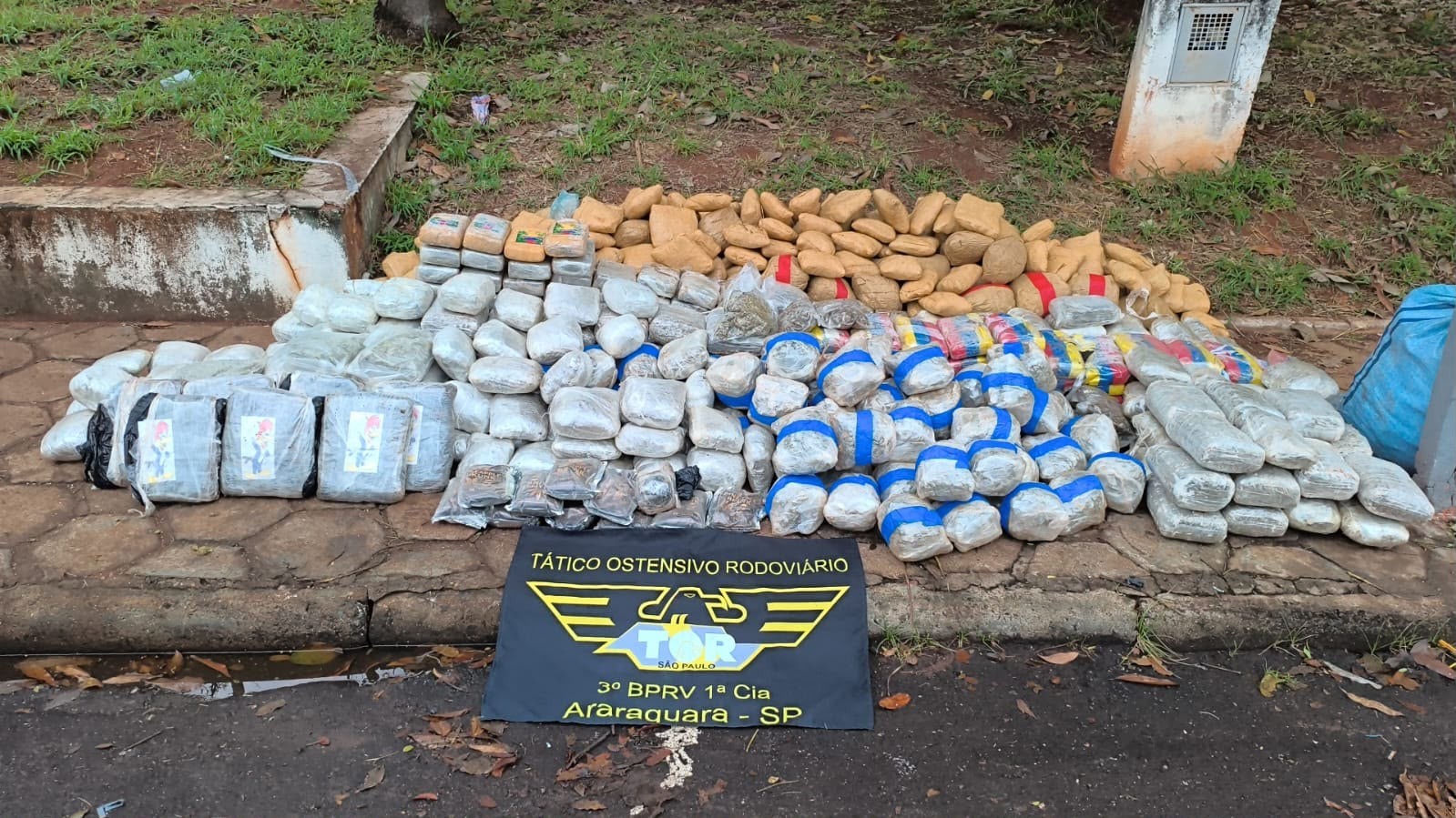 Três pessoas são presas com mais de 400 kg de drogas em rodovia no interior de SP