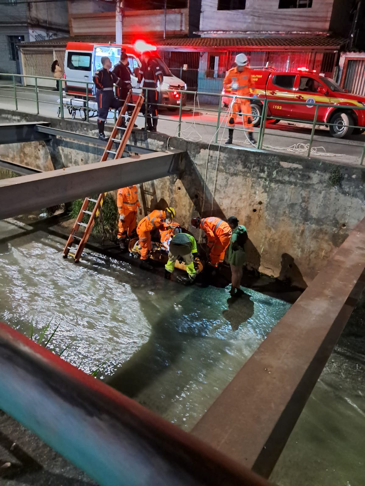 Bombeiros resgatam homem que caiu em córrego no bairro Santa Luzia, em Juiz de Fora