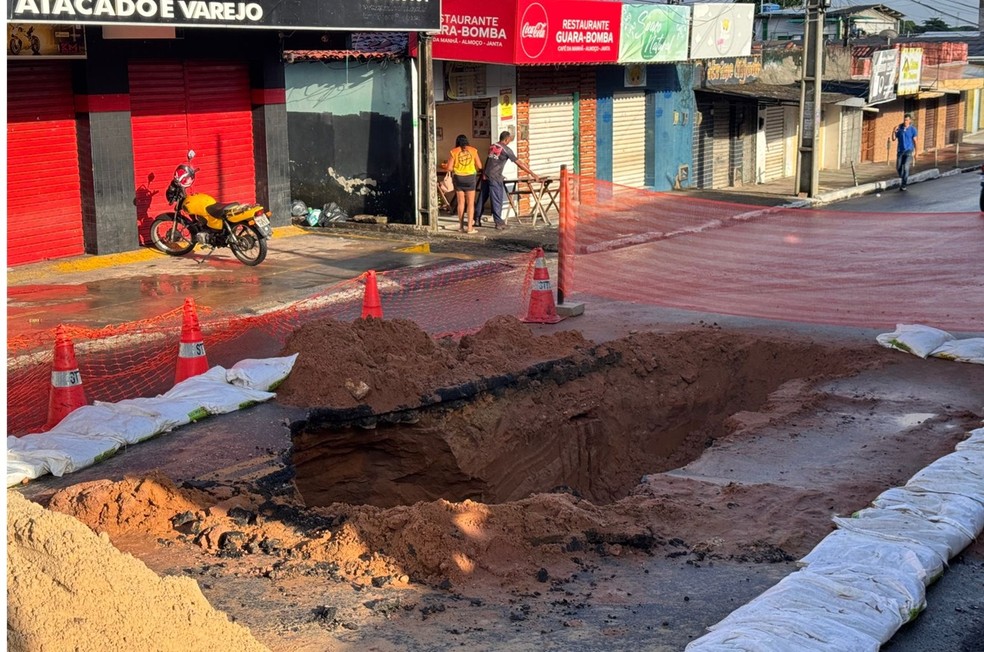 Cratera se abre na avenida Pompeia em Natal — Foto: Vinícius Marinho/Inter TV Cabugi