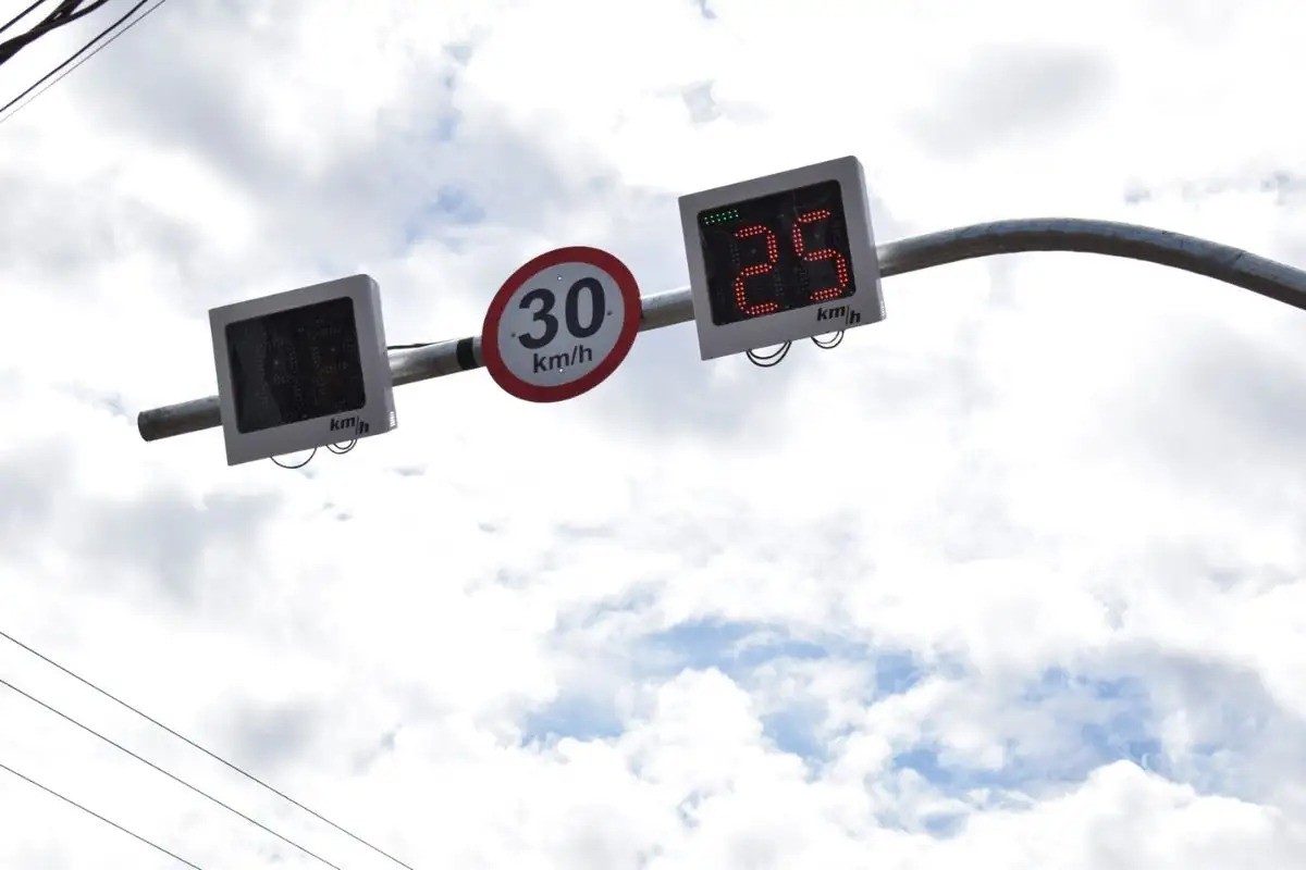 Novos radares começam a multar motoristas em Campo Grande após fase educativa; veja onde estão