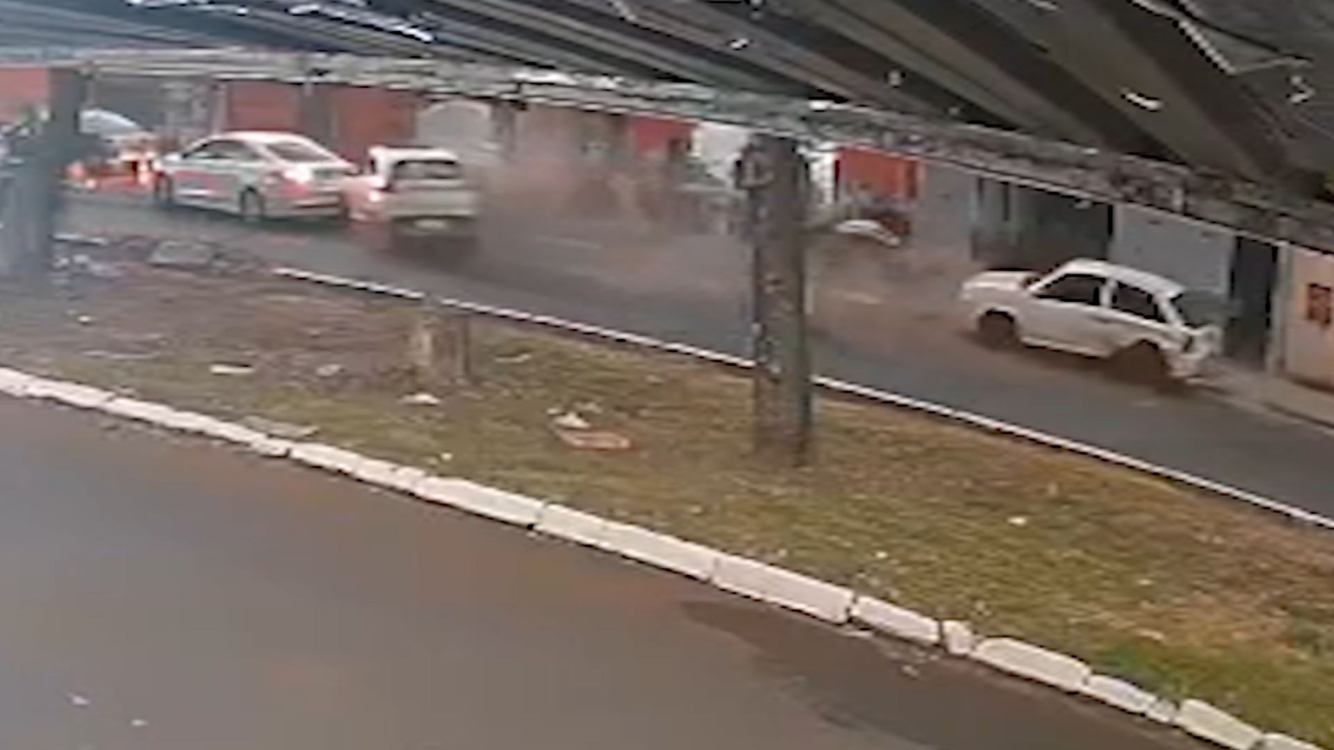 VÍDEO mostra carro desgovernado após motorista ser morto a tiros na frente da família em Araguari