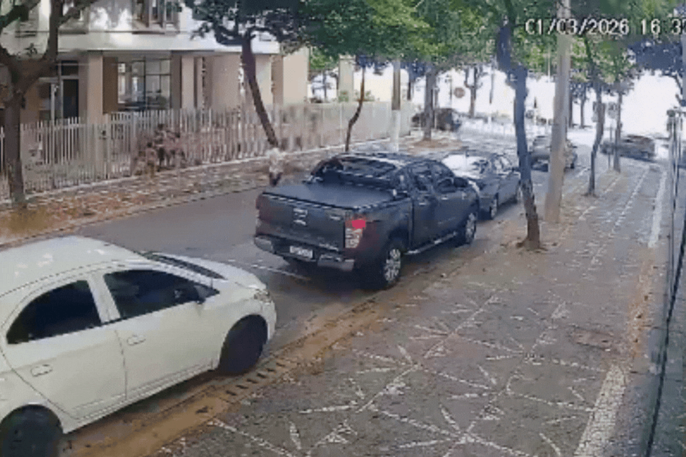 Câmera registra criminosos rendendo mulheres com crianças no litoral de SP; VÍDEO