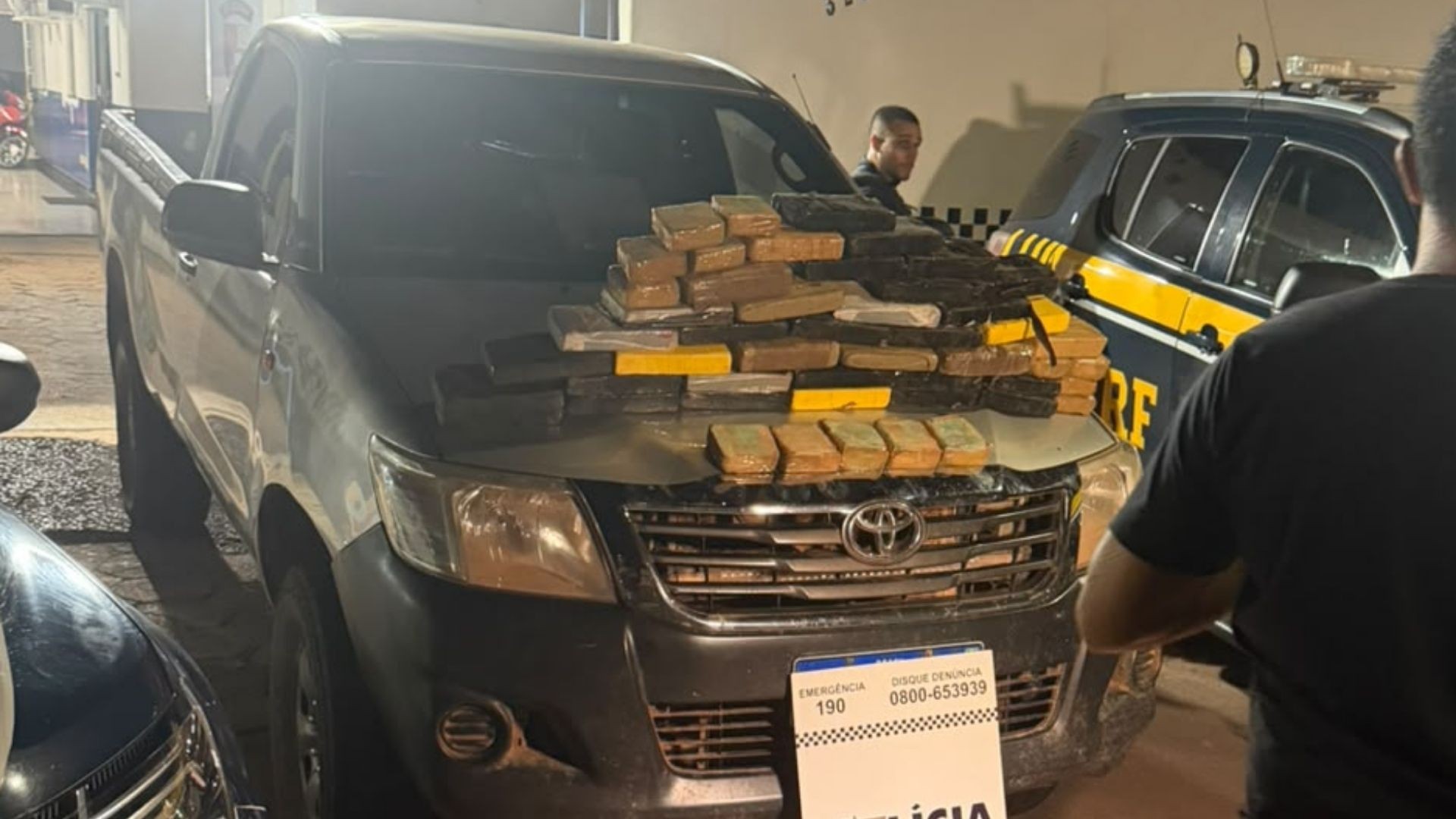 Mais de 40 kg de drogas são apreendidas em fundo falso de caminhonete em MT