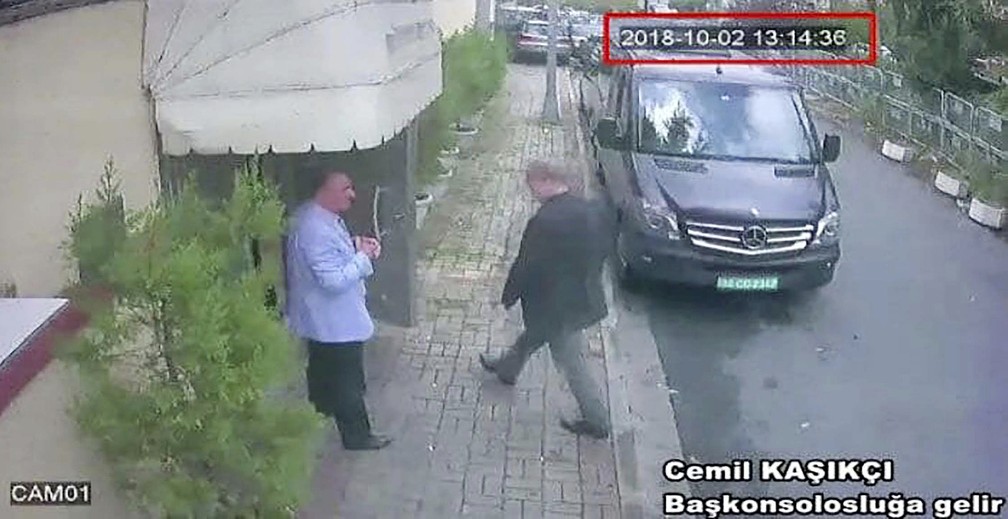 Imagem de câmera de segurança mostra o jornalista saudita Jamal Khashoggi entrando no consulado da Arábia Saudita em Istambul no dia 2 de outubro — Foto: CCTV/Hurriyet via AP