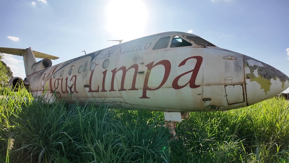 Aeronave fabricada na extinta União Soviética foi parar no interior de São Paulo após pouso de emergência de voos com associados de clube náutico. — Foto: Cacá Trovó/EPTV
