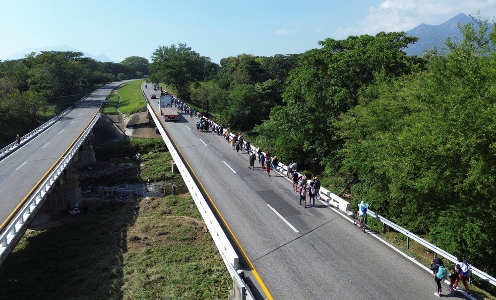 Imigrantes andam em caravana com o objetivo de chegar à fronteira entre o México e os EUA — Foto: REUTERS/Jose de Jesus Cortes