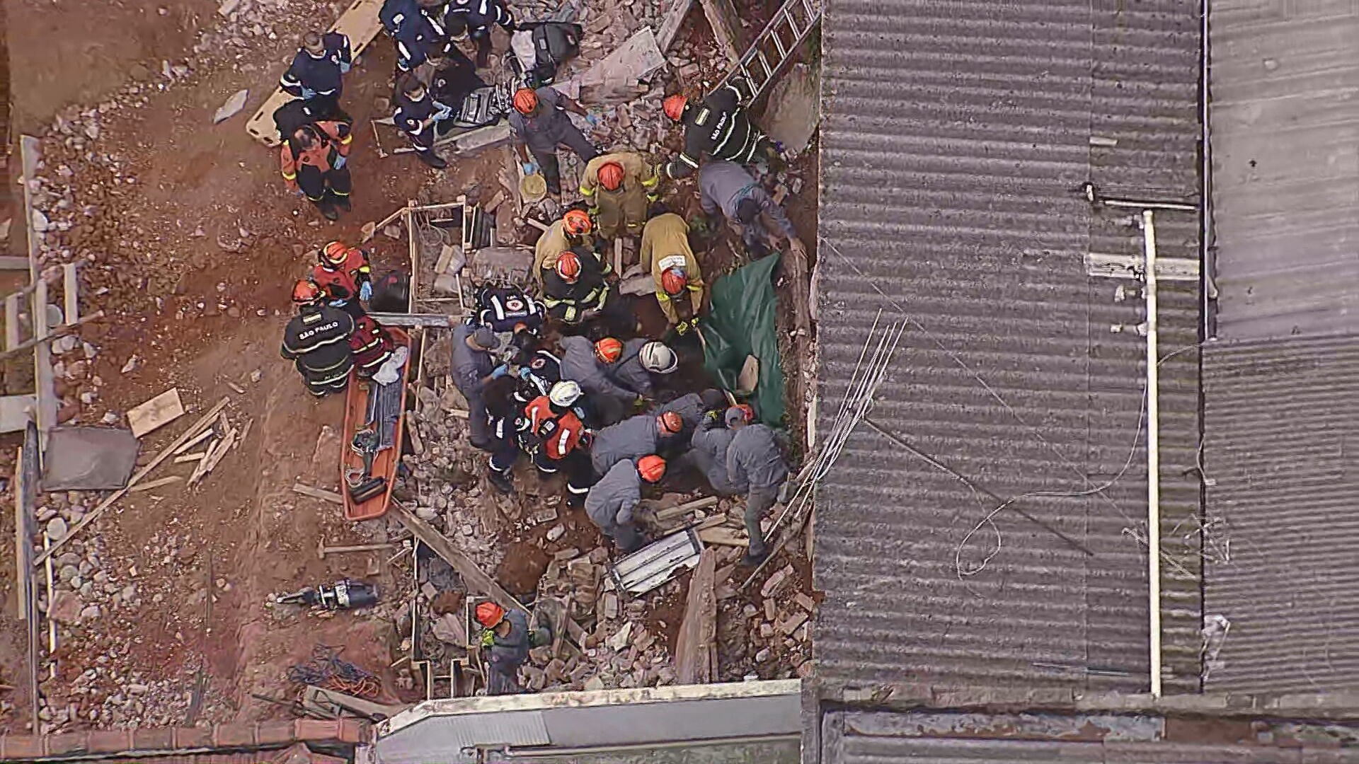Homem é retirado com vida de escombros após desmoronamento em obra na Zona Leste de SP