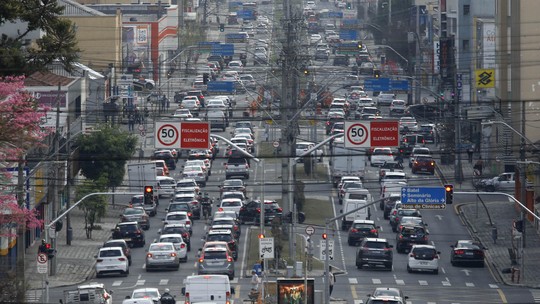Paraná anuncia redução de 45% na alíquota do IPVA a partir de 2026; veja simulação por valor de veículo - Imposto sobre a Propriedade de Veículos Automotores será o menor do Brasil, segundo o governo do estado. Projeto de lei será encaminhado à Assembleia Legislativa.