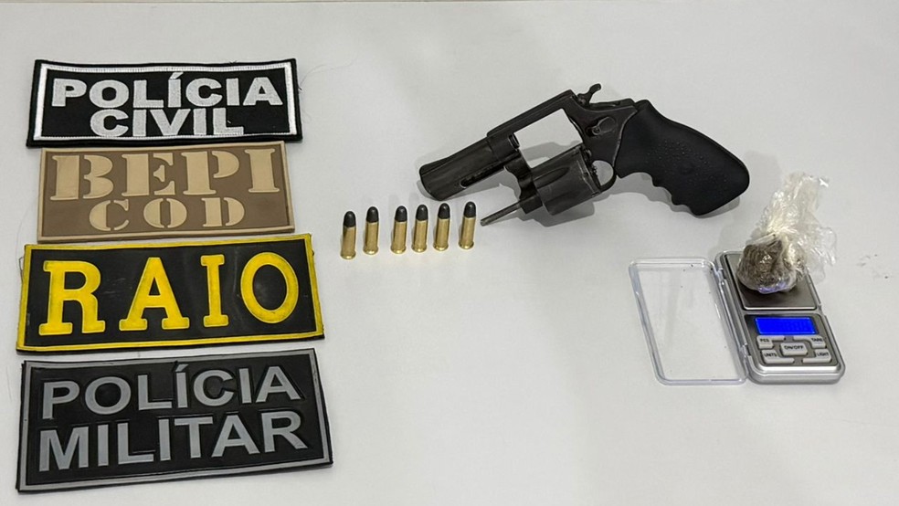Polícia apreendeu um revólver, munições e uma quantidade de drogas durante prisões de suspeitos de crimes em Beberibe. — Foto: Polícia Militar/ Divulgação