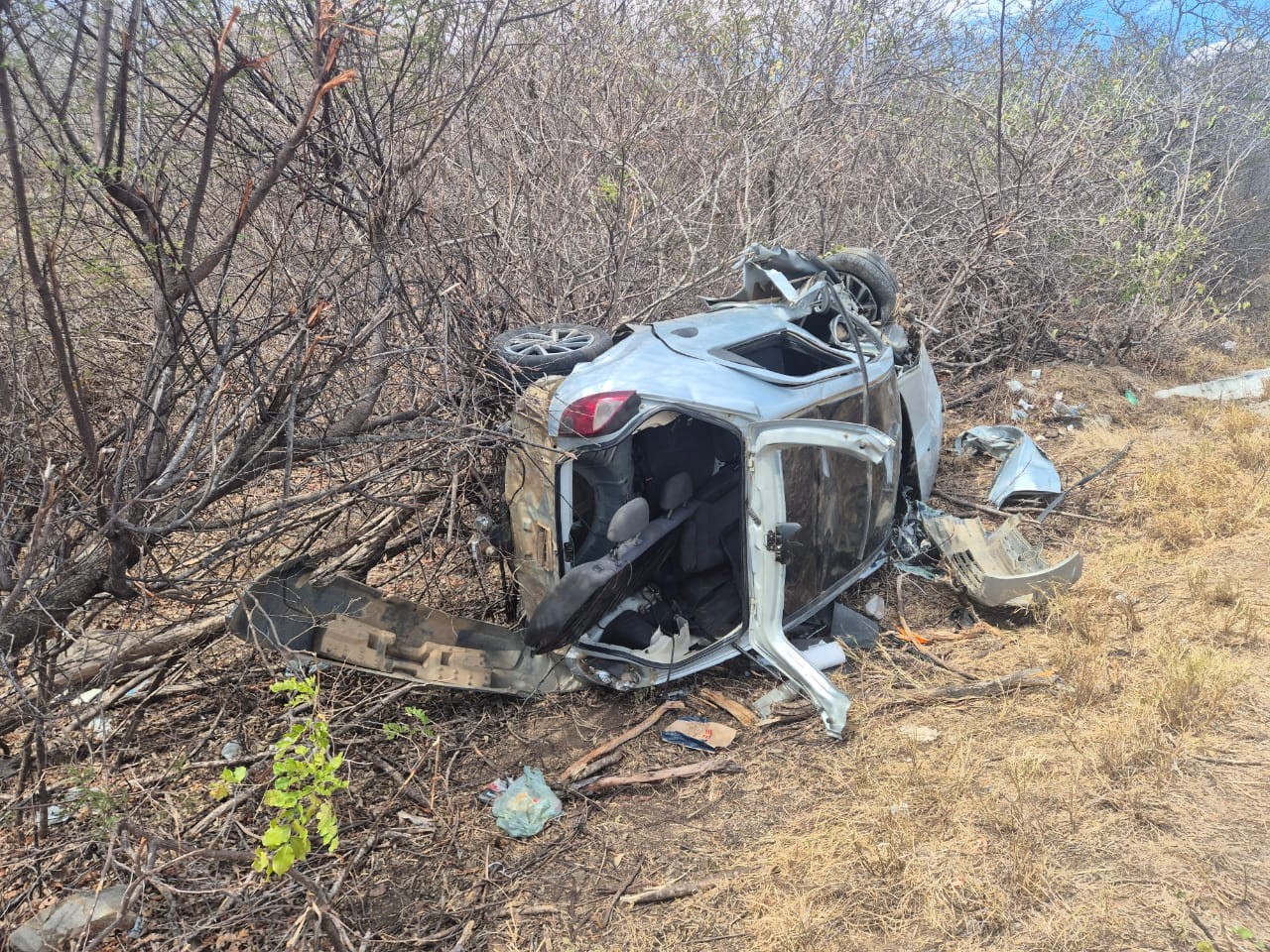Carro bate em ônibus que levava estudantes para fazer o Enem e capota na BR-412, no Cariri da PB