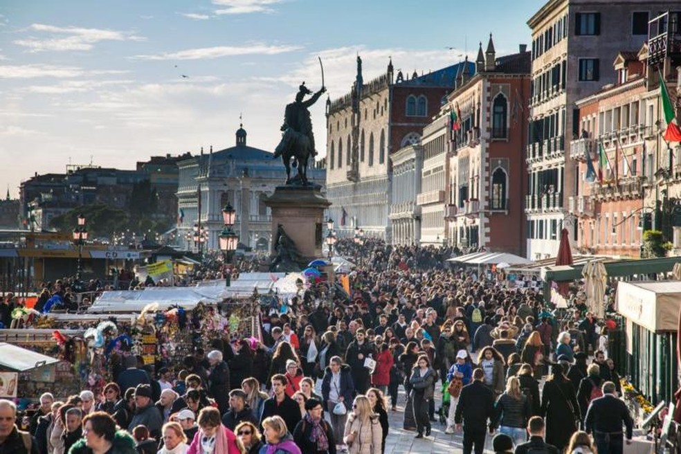 Turistas em Veneza, na Itália — Foto: Getty Images via BBC