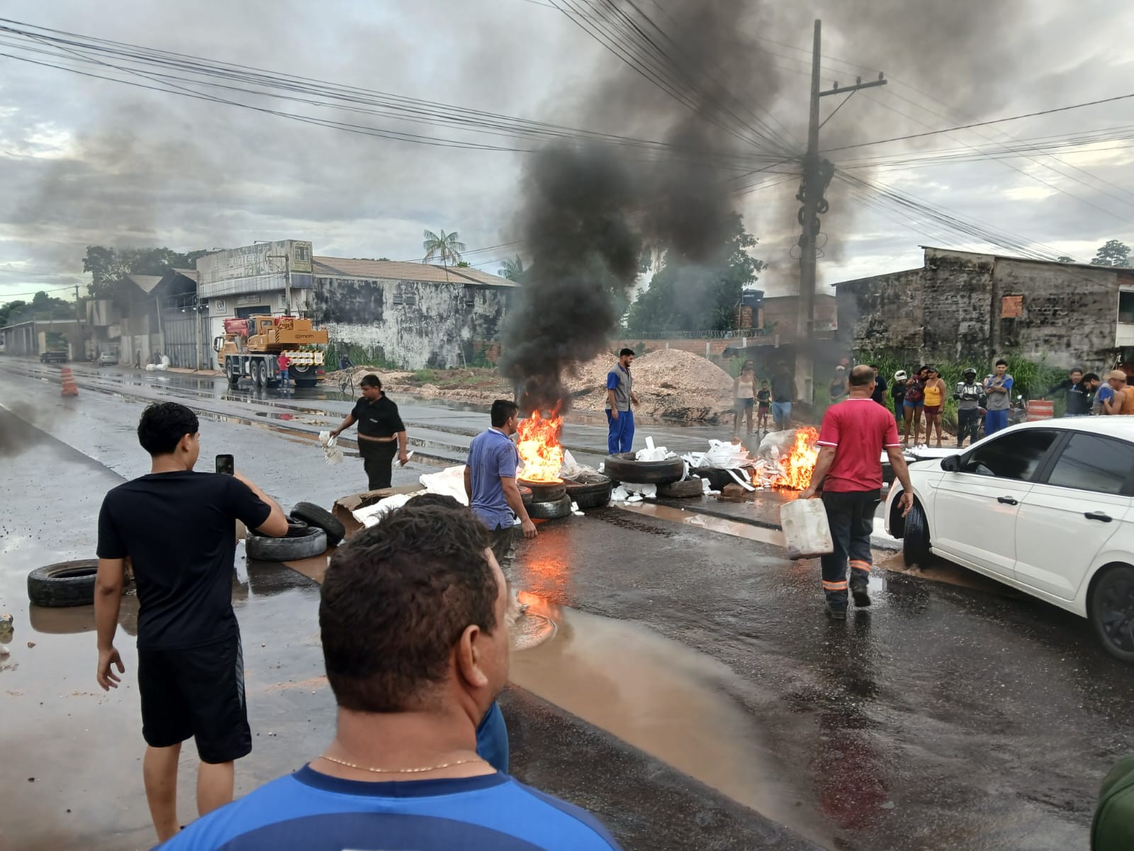 Protesto na Alça Viária: moradores e empresários interditam trecho em Marituba e cobram saneamento e mudanças em obra