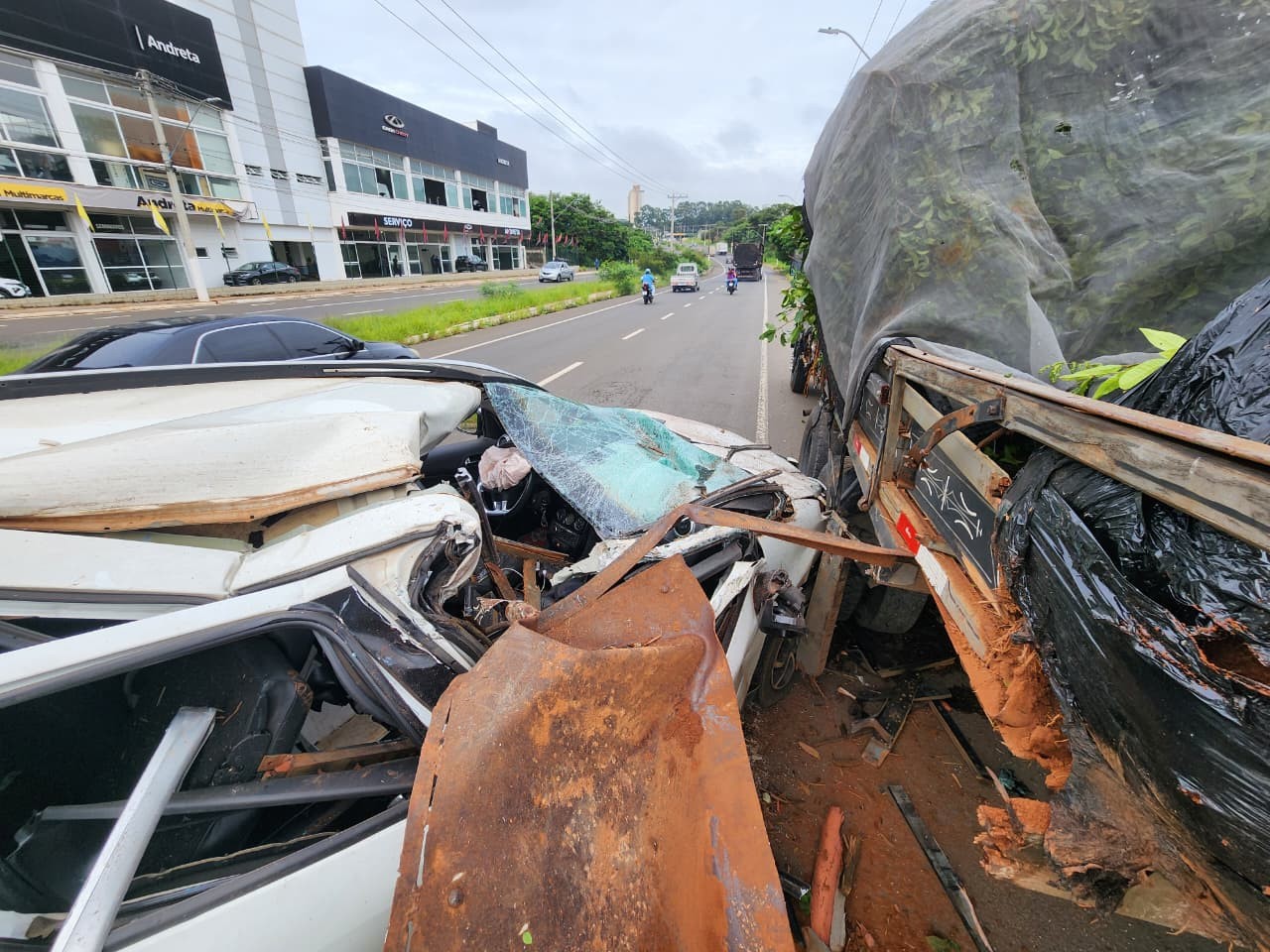 Acidente entre carro e caminhão deixa dois feridos em Anel Viário de Limeira