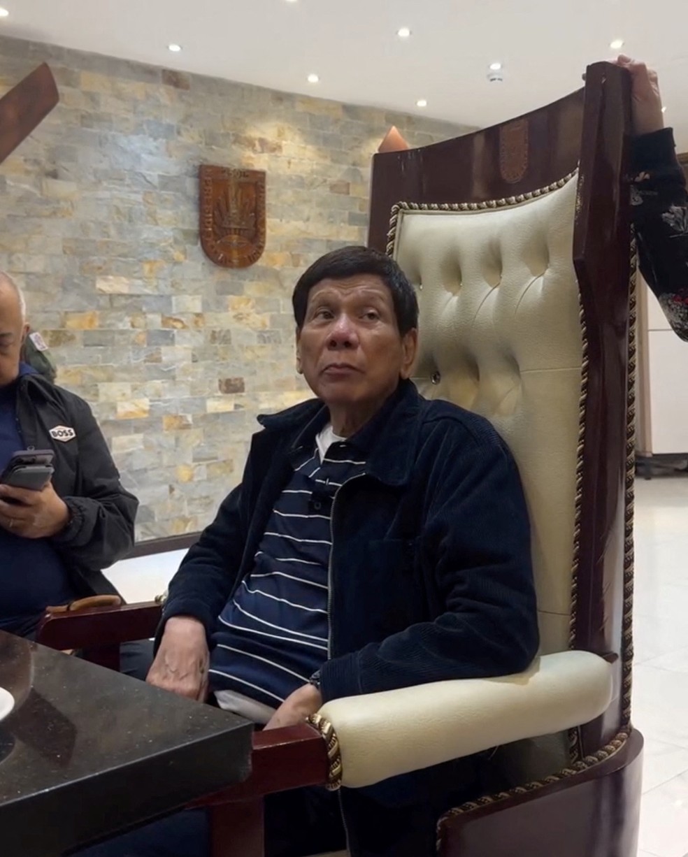 Rodrigo Duterte, ex-presidente das Filipinas, sentado em cadeira após ser preso na Base Aérea Villamor em cumprimento de mandado do Tribunal Penal Internacional em 11 de março de 2025. — Foto: Reprodução/redes sociais via Reuters