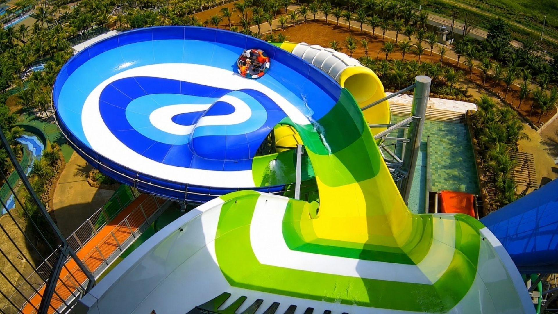 Parque aquático em cidade conhecida como 'Orlando brasileira' recebe megatoboágua com 33 m de altura