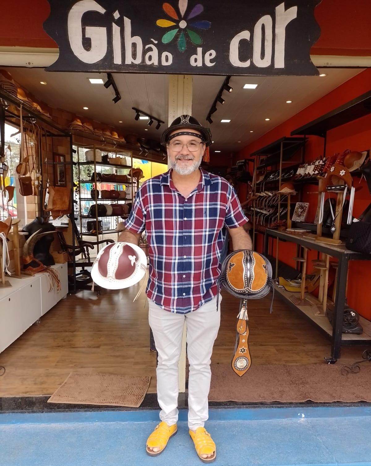 'Reconhecimento da arte de couro nordestina', diz artesão que fez gibão usado por Xand no São João de Campina Grande