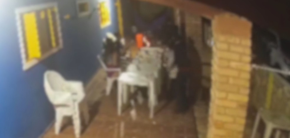 Família é rendida e criminosos fazem arrastão em casa de praia em Tibau — Foto: Reprodução/Inter TV Cabugi