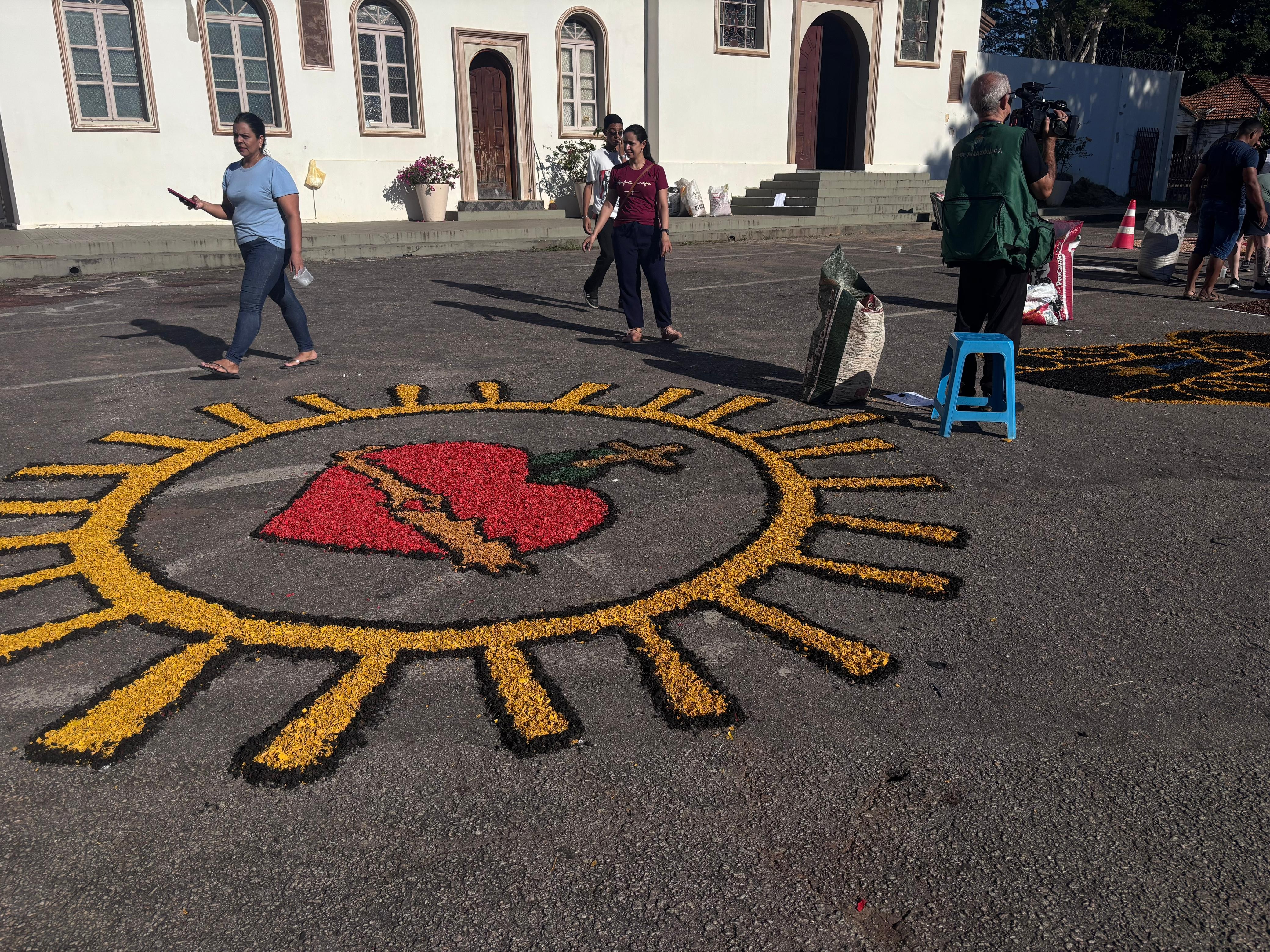 Com 500 metros, católicos confeccionam tapete de Corpus Christi na Catedral de Rio Branco: 'Responsabilidade'