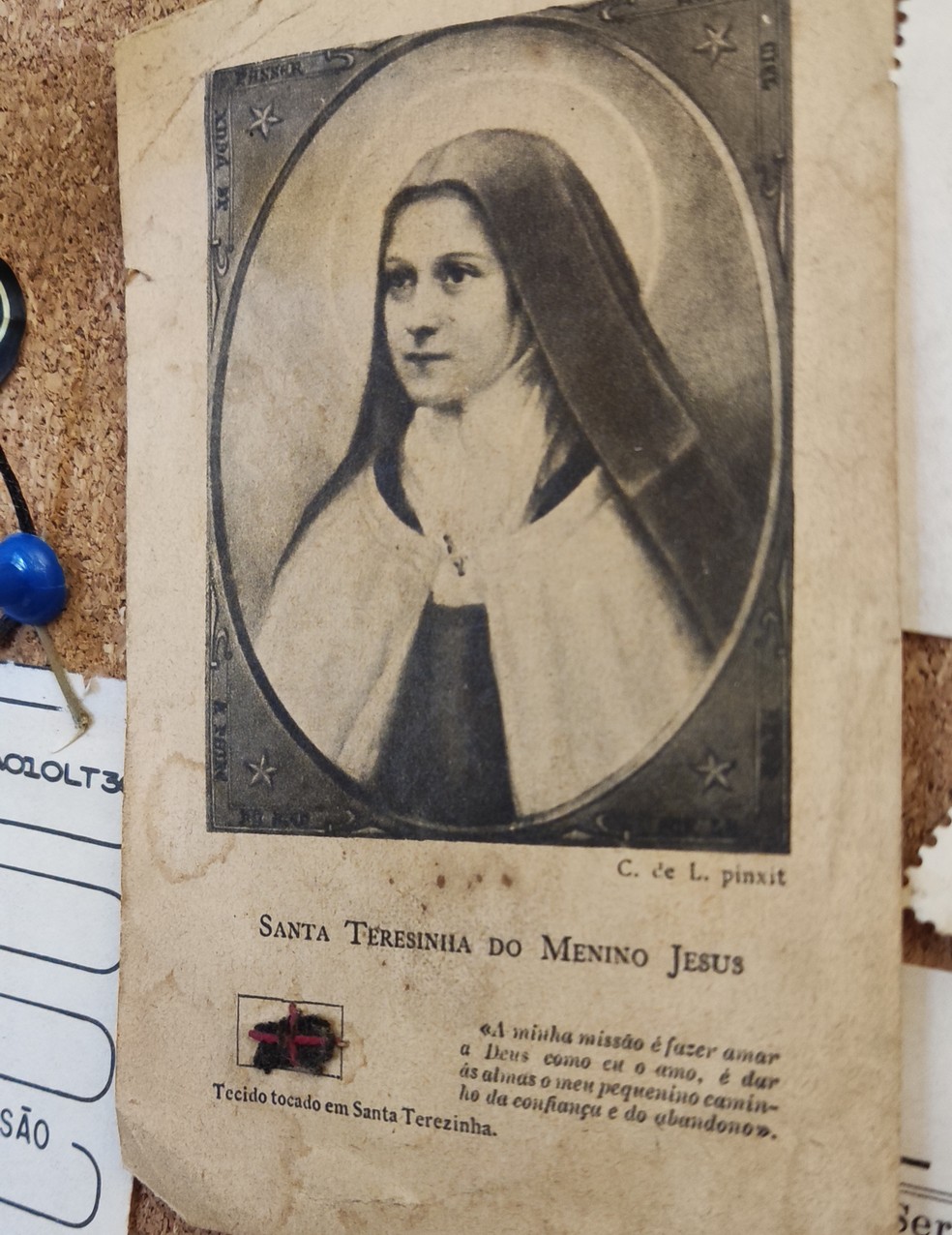 Folheto de Santa Terezinha do Menino Jesus — Foto: Rafael Holanda/g1