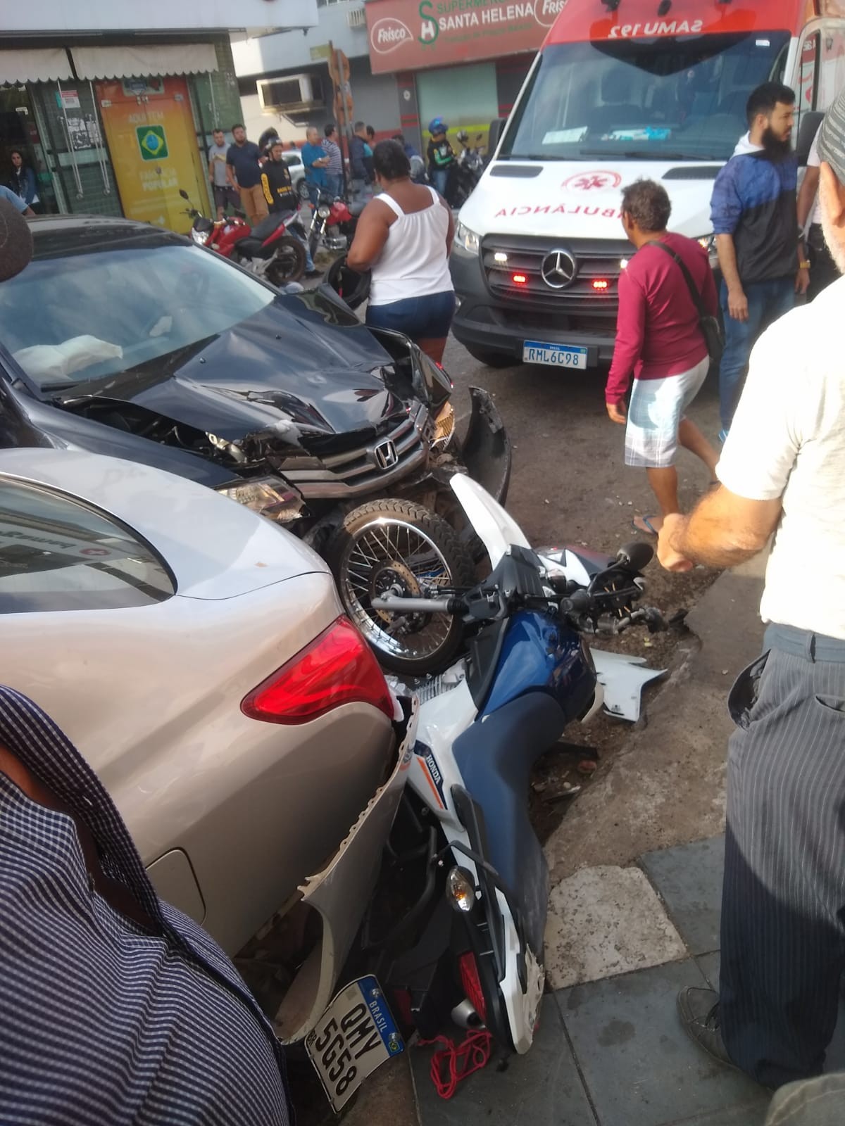 Motociclista fica ferido ao tentar cruzar avenida sem parar o veículo, em Ipatinga
