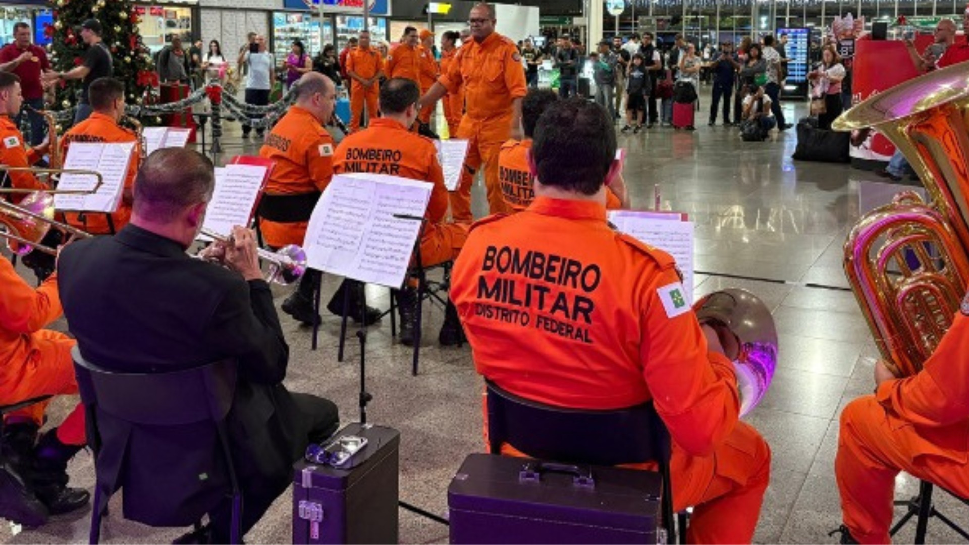 VÍDEO: banda dos bombeiros faz surpresa e leva clima de natal à Rodoviária Interestadual de Brasília