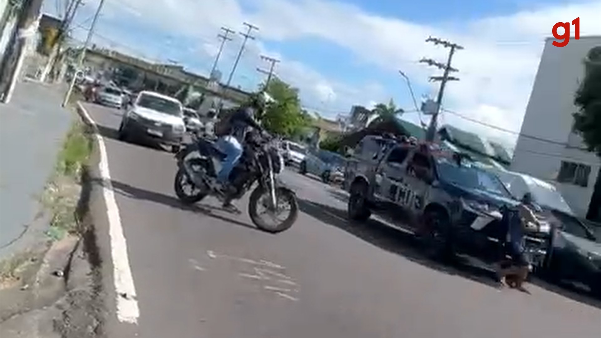 Perseguição policial termina com suspeito atropelado por viatura em avenida de Manaus; VÍDEO 