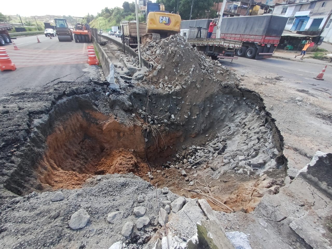 Nova cratera faz PRF voltar a interditar trecho da BR-324 no sentido Feira de Santana