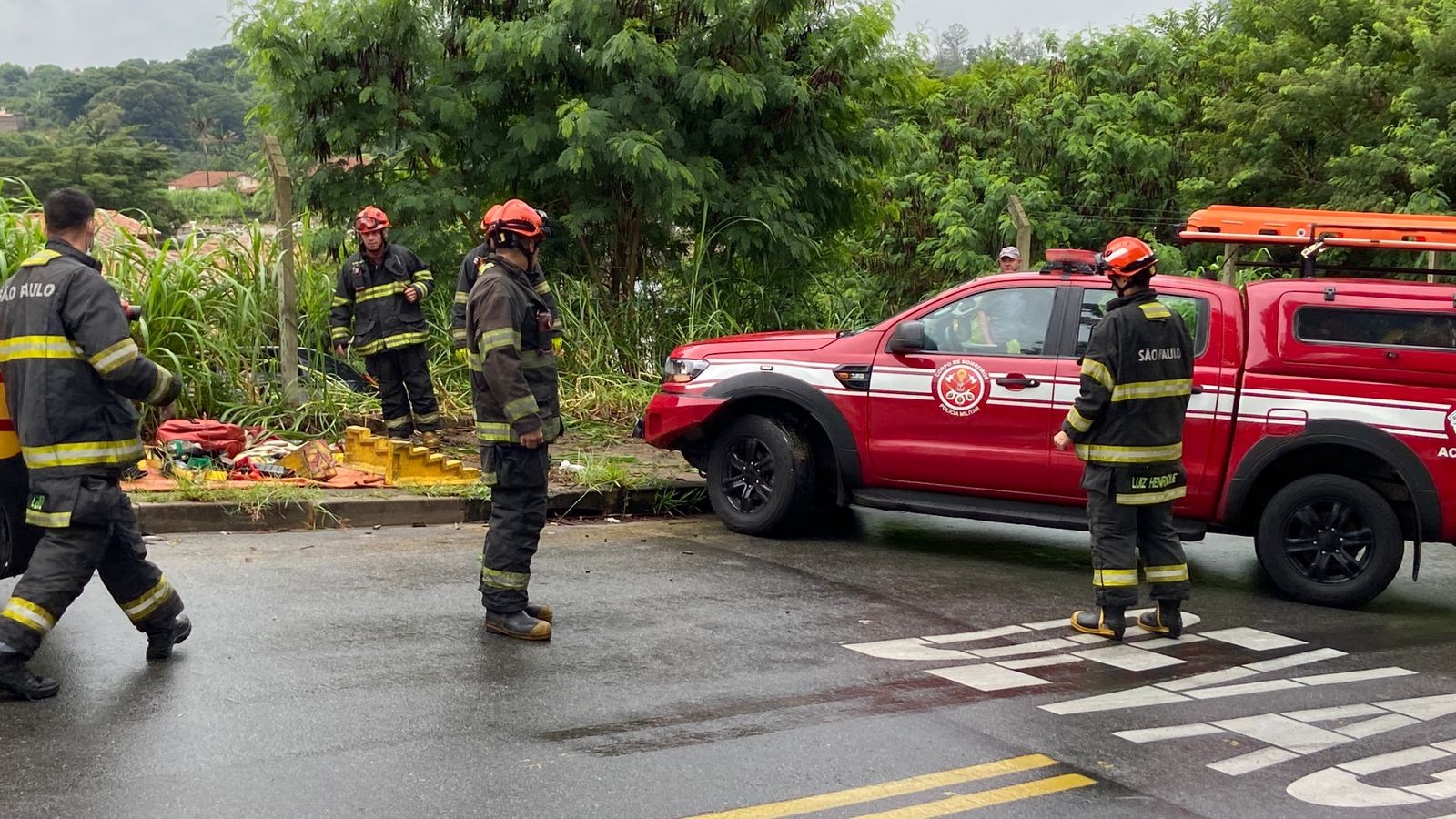 Idoso perde controle de carro e cai em barranco em Campinas