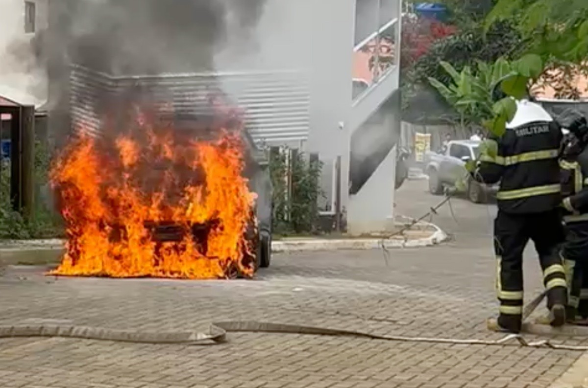 Carro pega fogo em Fernando de Noronha e mobiliza bombeiros; VÍDEO