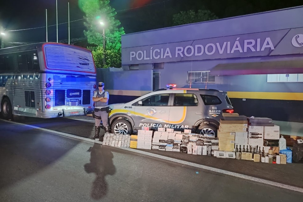 Ônibus abordado em Martinópolis transportava produtos sem nota fiscal — Foto: Polícia Rodoviária/Divulgação