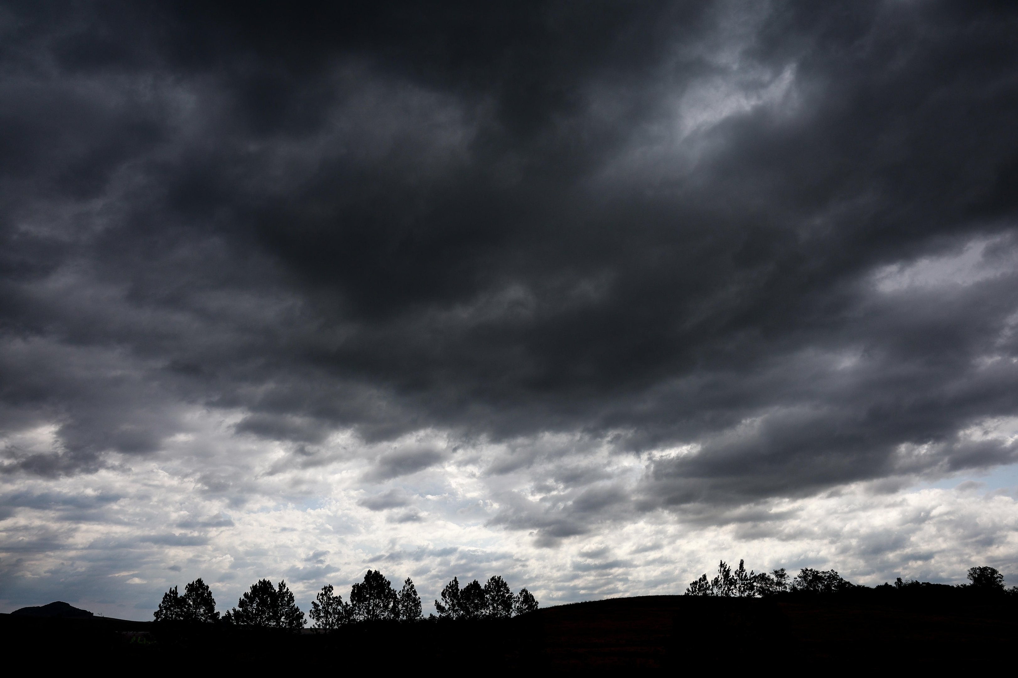 Tempestades causam danos em 21 cidades do RS e 125 municípios têm registro de falta de luz; previsão indica vento de até 100km/h mas sistema perde força