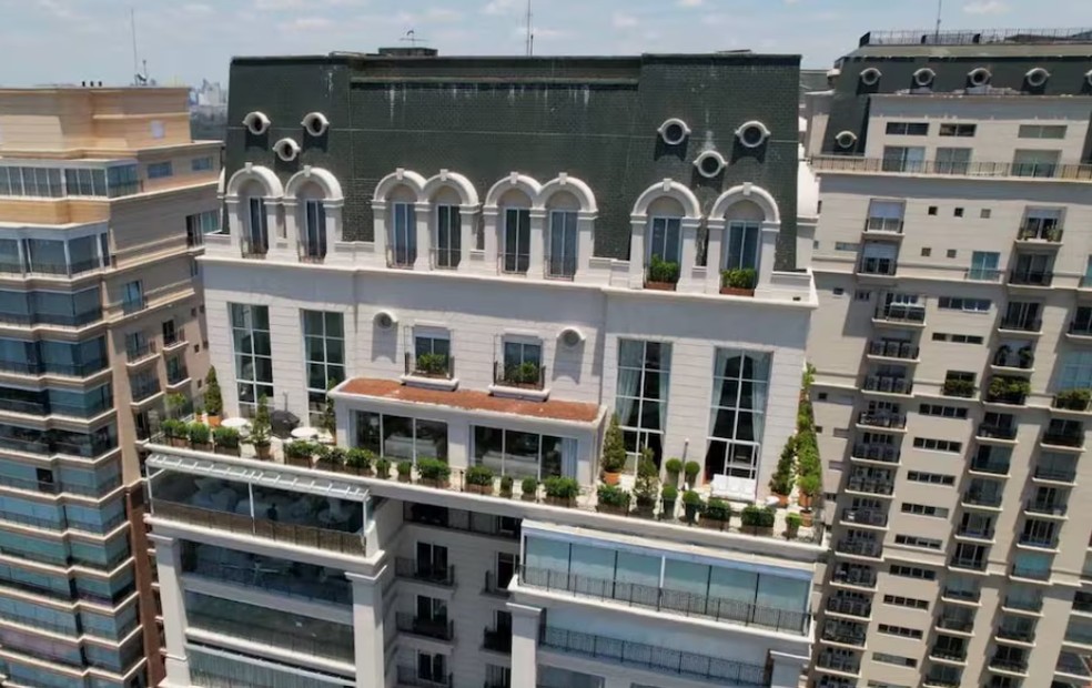 O triplex de Luciana Gimenez e seu ex-marido demorou 7 anos para ser vendido — Foto: Reprodução/Youtube